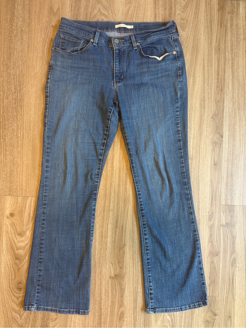 Levi’s Women's classic Bootcut Jeans in Dark Blue Denim size 10